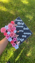 Load image into Gallery viewer, Aveces lloré, aveces dude grad cap
