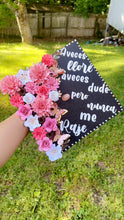 Load image into Gallery viewer, Aveces lloré, aveces dude grad cap
