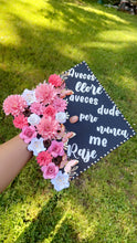 Load image into Gallery viewer, Aveces lloré, aveces dude grad cap
