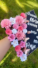 Load image into Gallery viewer, Aveces lloré, aveces dude grad cap
