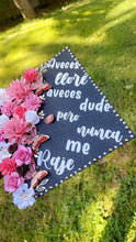 Load image into Gallery viewer, Aveces lloré, aveces dude grad cap
